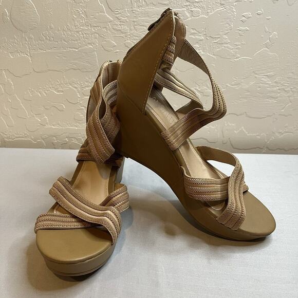 Platform Wedge Sandal Size 9 Tan Strappy Zip Up Back Shoes Sandals Open Toe - Picture 2 of 11